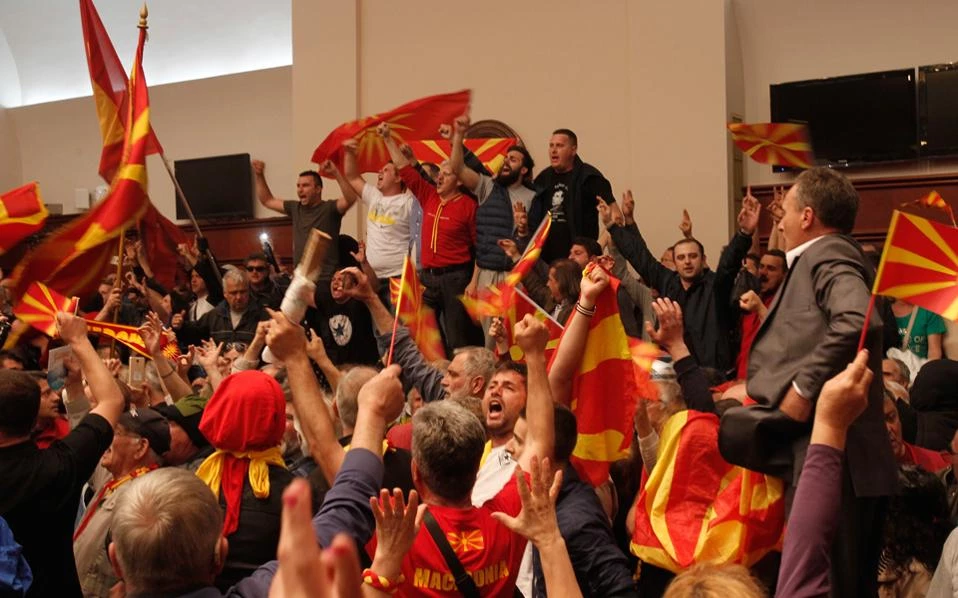 Πολιτική κόλαση στα Σκόπια – Νέες κυβερνητικές δηλώσεις κατά Ιβάνοφ: «Ψήφισε, αλλιώς..» – Κατηγορούν εμμέσως την Μόσχα για τα επεισόδια!